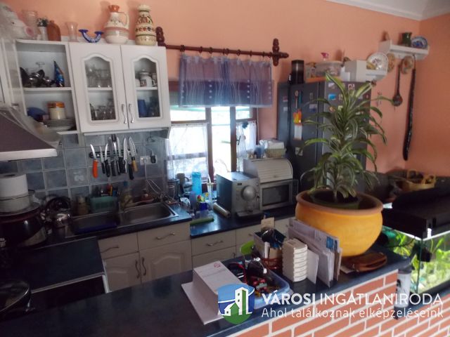 Igényes családi ház plusz 3 db. apartman!