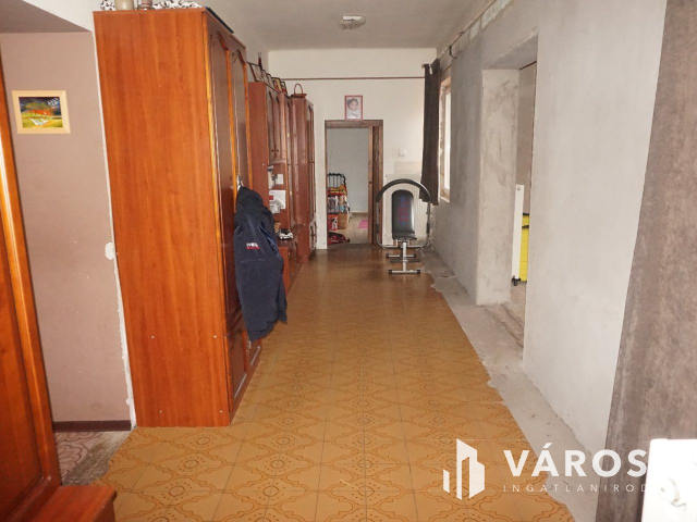 Modernizált tanya akár több generáció részére is eladó!