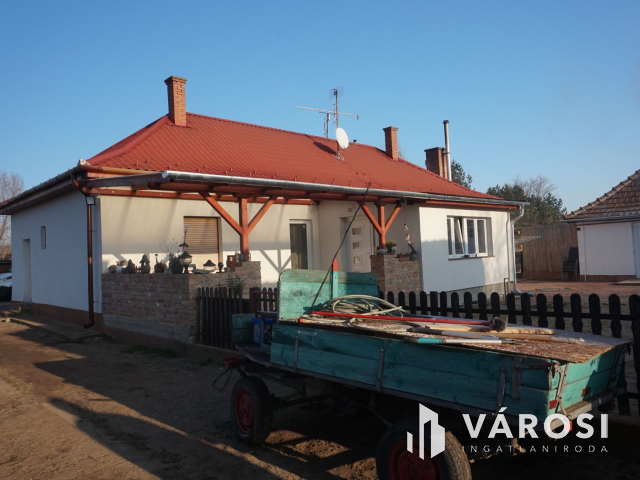 Modernizált tanya akár több generáció részére is eladó!