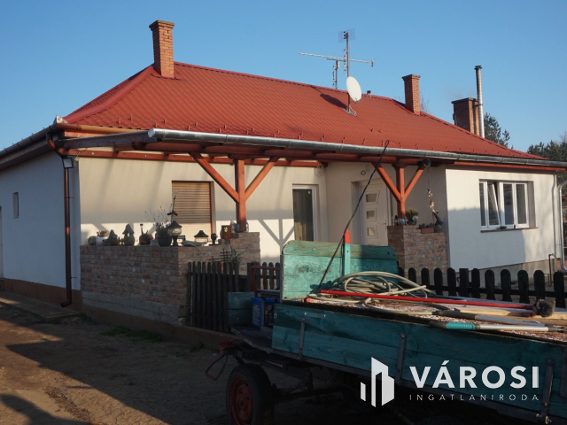 Modernizált tanya akár több generáció részére is eladó!