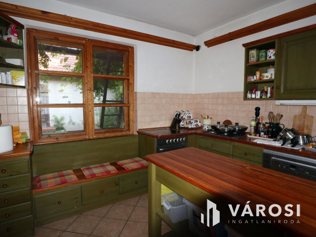 Gyönyörű, kertkapcsolatos otthon, lehetőségekkel.