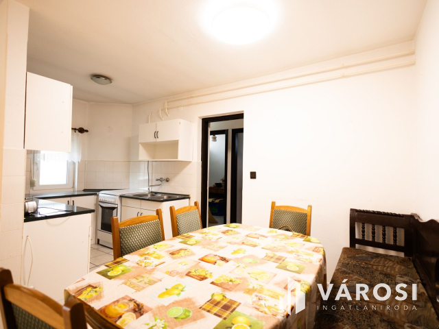 Jó lokáció, sok szoba, nagy telek