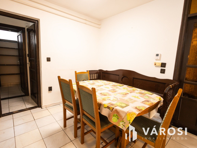 Jó lokáció, sok szoba, nagy telek