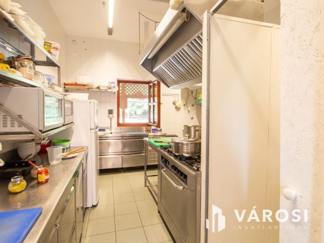 Étterem, egy Termálfürdő bejáratánál