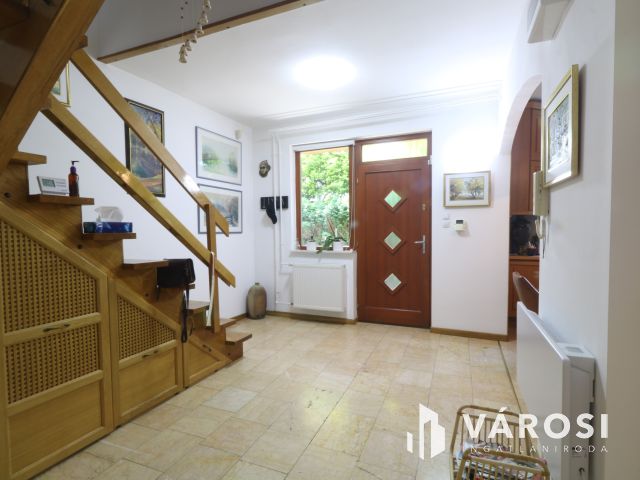 Bérkert utcai sorház, saját kertttel,garázzsal.