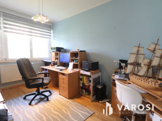 Bérkert utcai sorház, saját kertttel,garázzsal.