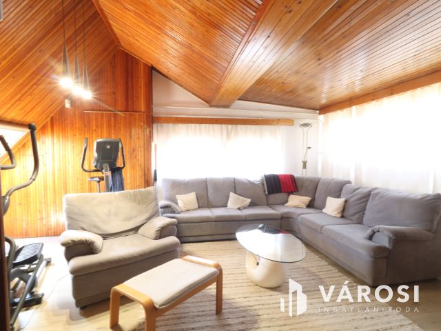 Bérkert utcai sorház, saját kertttel,garázzsal.