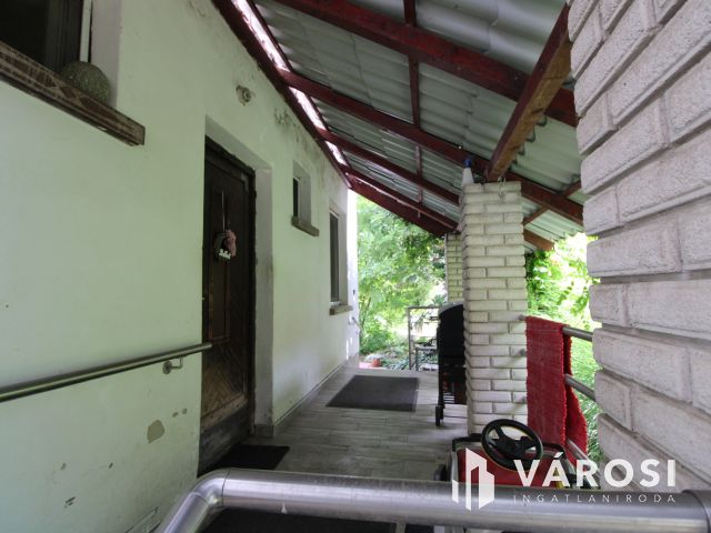 Két generációs négyszintes családi ház Jaminában