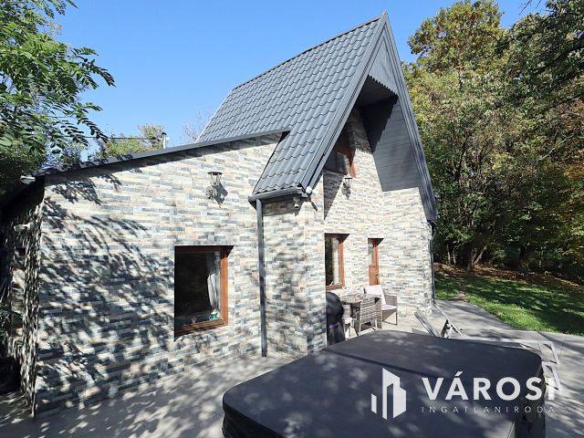 Mátrai kis faluban intim házikó eladó!