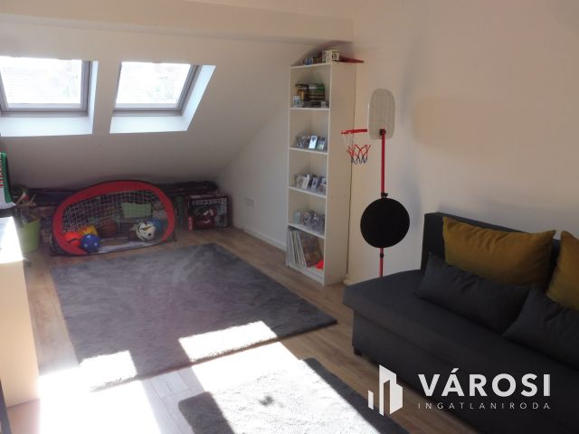 Újszeged legkedveltebb utcájában,minőségi szép lakás eladó.