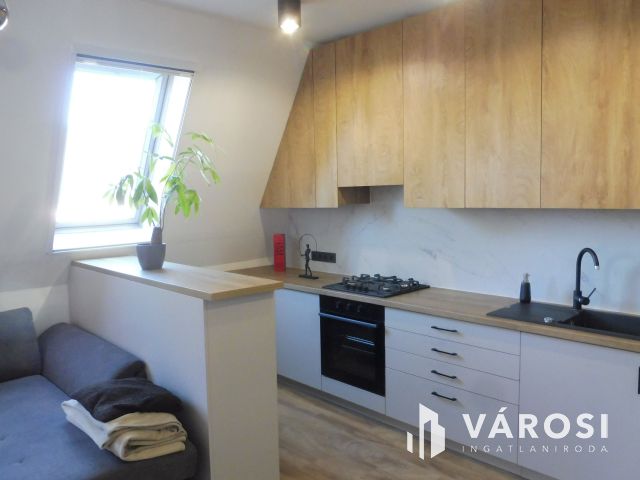 Újszeged legkedveltebb utcájában,minőségi szép lakás eladó.