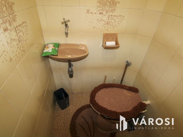 Két szint, tágas élettér és privát medence