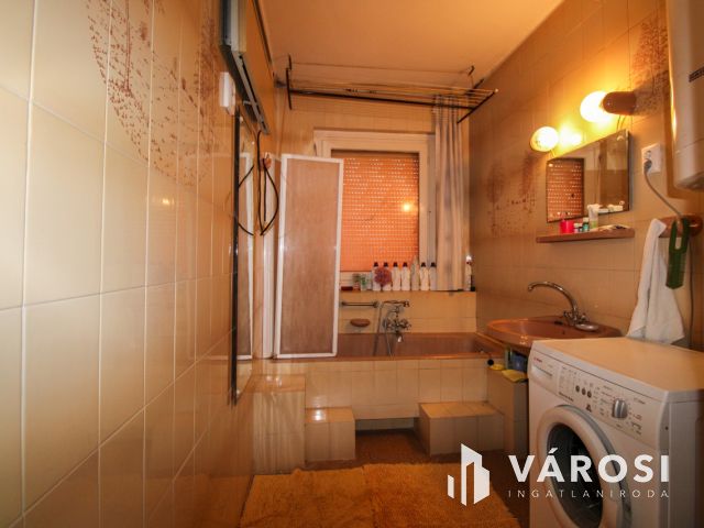 Két szint, tágas élettér és privát medence