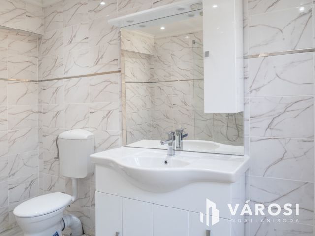 Három generációs 6 szobás családi ház Tápén