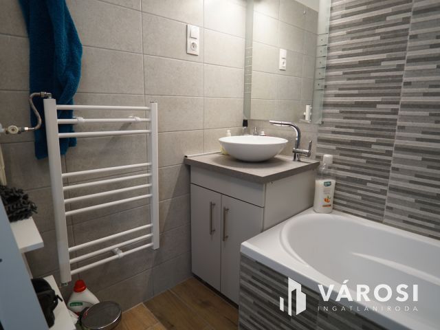 Belváros közeli, igényes lakás a hetediken!