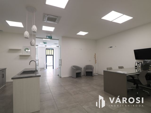 Impozáns üzlethelyiség szeged belvárosában.