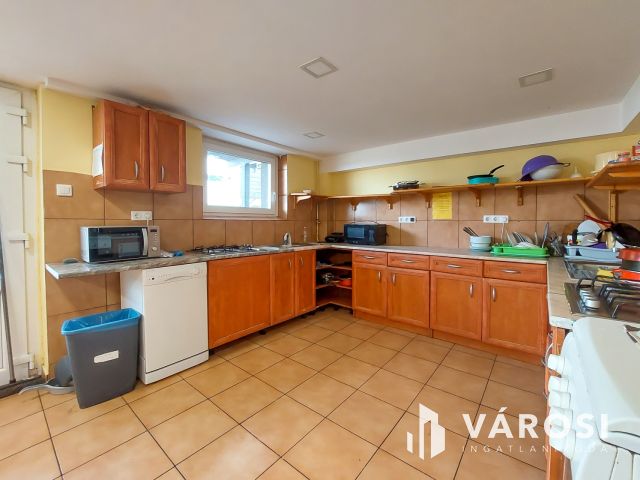 Eladó sok szobás családiház Velencén