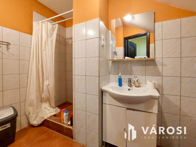 Eladó sok szobás családiház Velencén