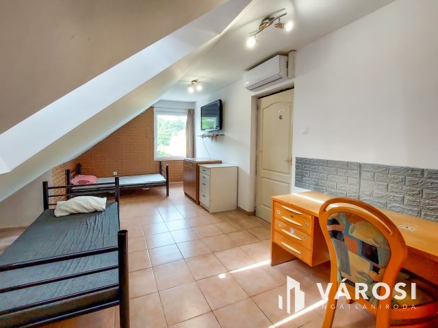 Eladó sok szobás családiház Velencén