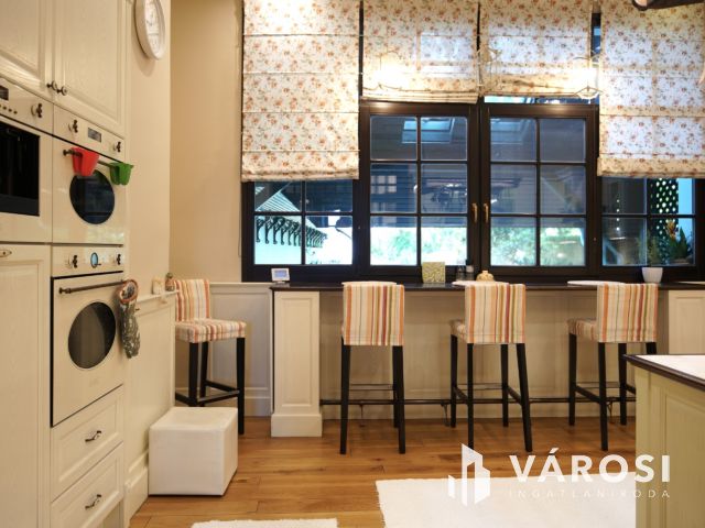 Kúria eladó Zsombón, birtokkal és naperőművel!