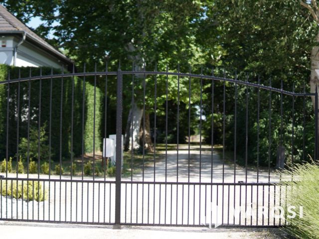 Kúria eladó Zsombón, birtokkal és naperőművel!