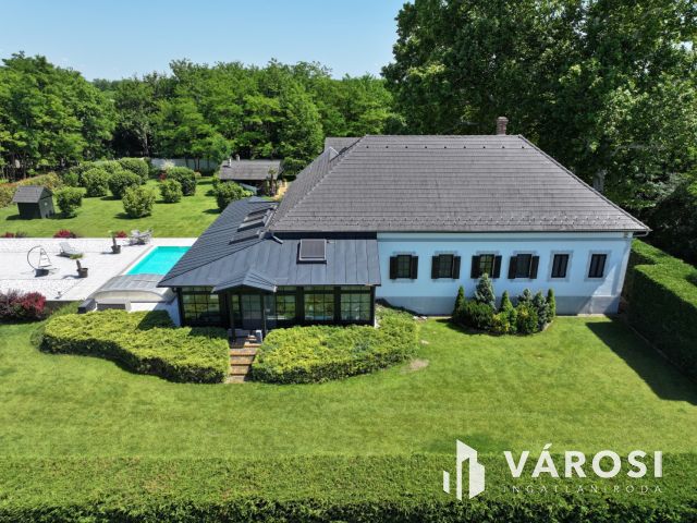 Kúria eladó Zsombón, birtokkal és naperőművel!