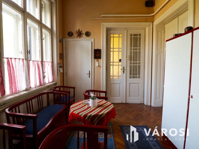 Patinás polgári ház a Kálvin tér közelében