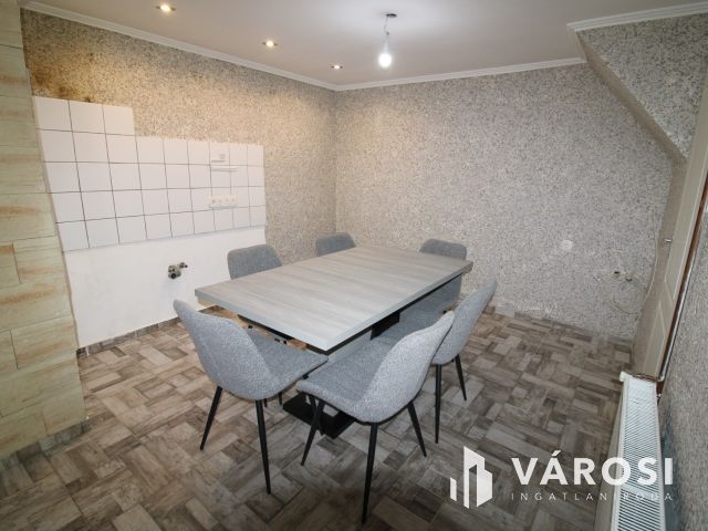 Rendezett családi ház nagy terasszal.