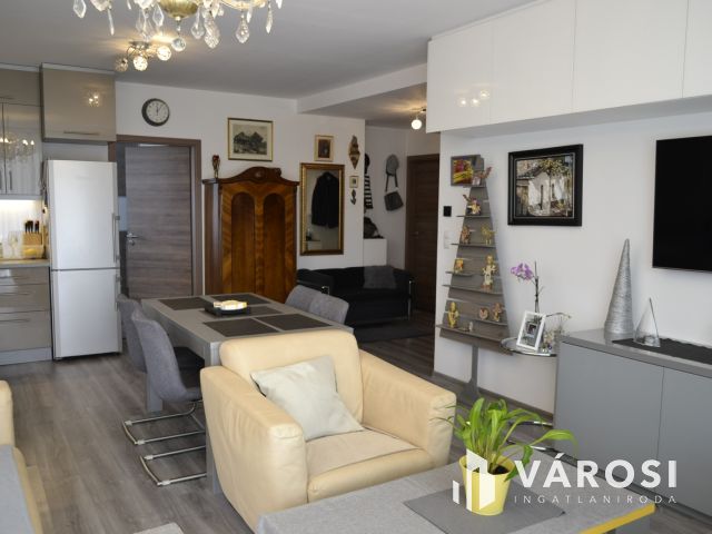 Újszerű 2+4 szobás földszinti kertkapcsolatos Balatonfüreden