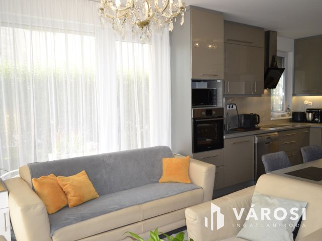 Újszerű 2+4 szobás földszinti kertkapcsolatos Balatonfüreden