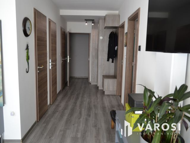 Újszerű 2+4 szobás földszinti kertkapcsolatos Balatonfüreden