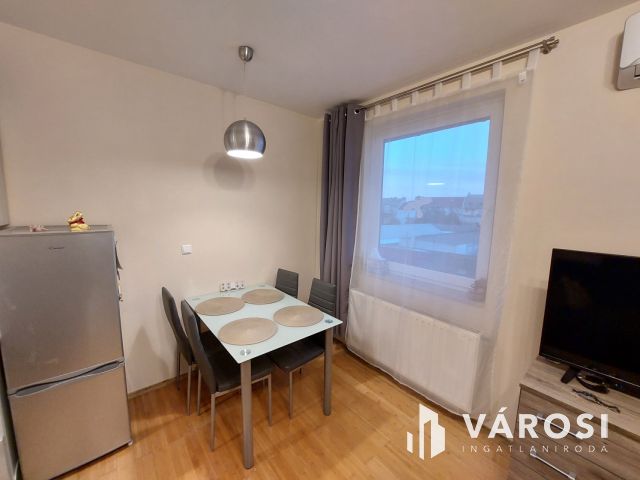 Csinos tégla lakás, autóbeállóval.