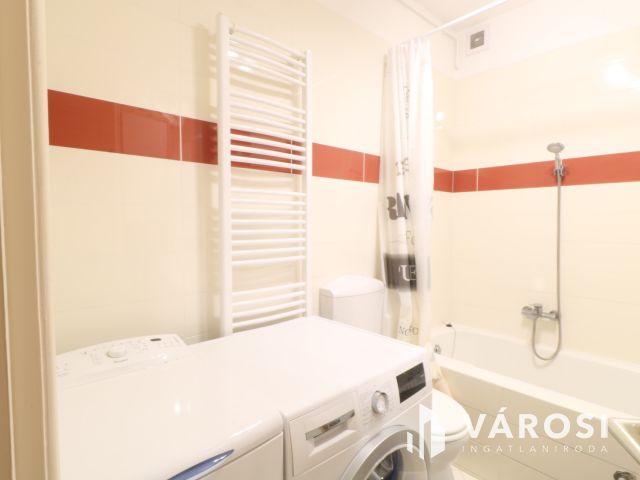 Csinos tégla lakás, autóbeállóval.