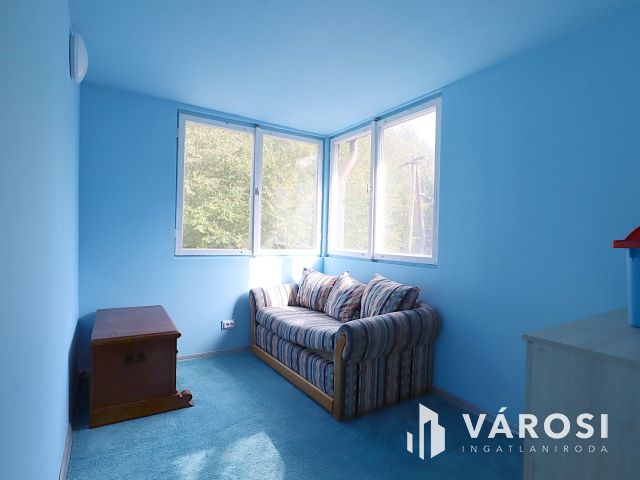 Parádsasváron erdővel határos nyaraló eladó