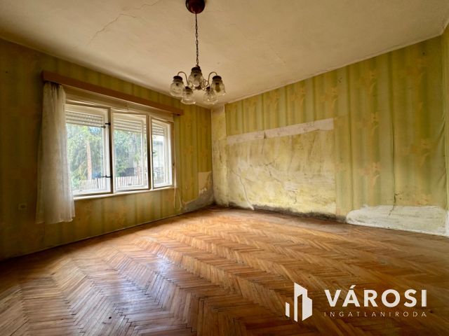 Csendes kertvárosi utcában felújítandó családi ház eladó!