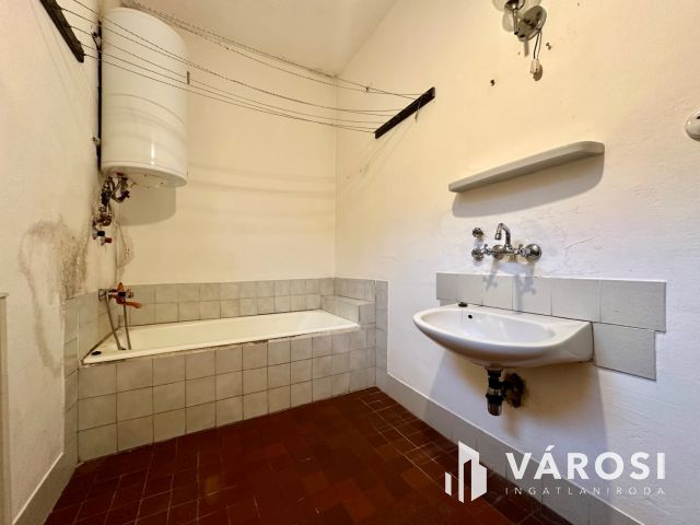 Rózsafa úton felújítandó családi ház eladó!