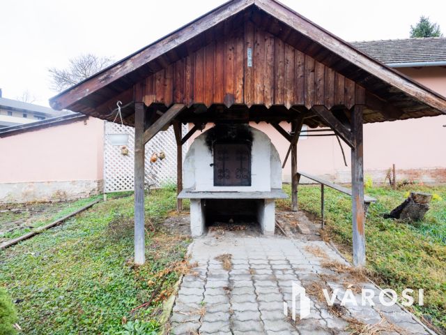 Jó szerkezet, egyedi elrendezés a belvároshoz közel