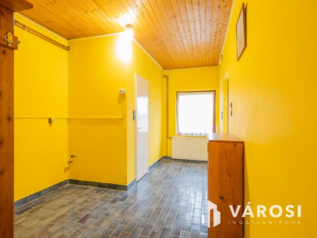 Jó szerkezet, egyedi elrendezés a belvároshoz közel