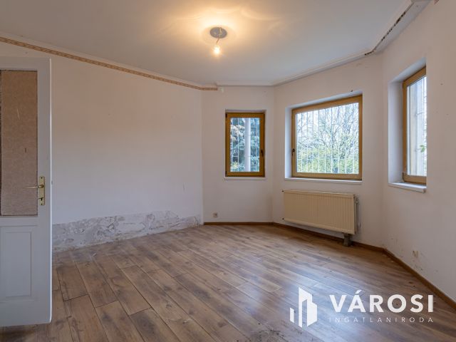 Budaörsön, sorházas beépítésű utcában, lakás eladó