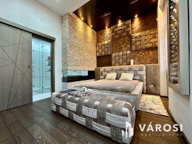 Zeneakadémiával szemben luxuslakás eladó!