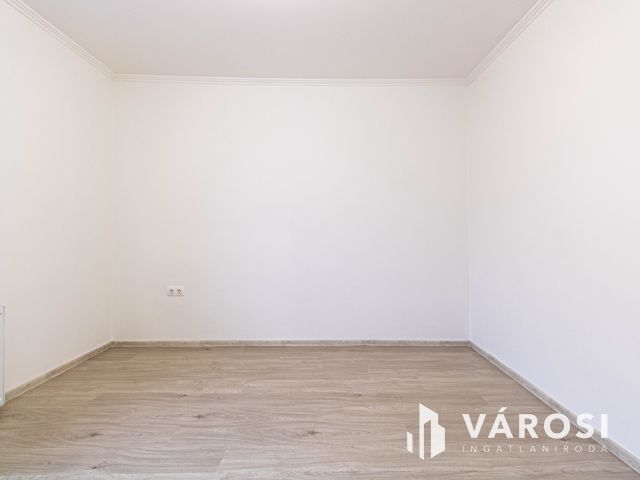 Gyula belvárosában felújított családi ház eladó.