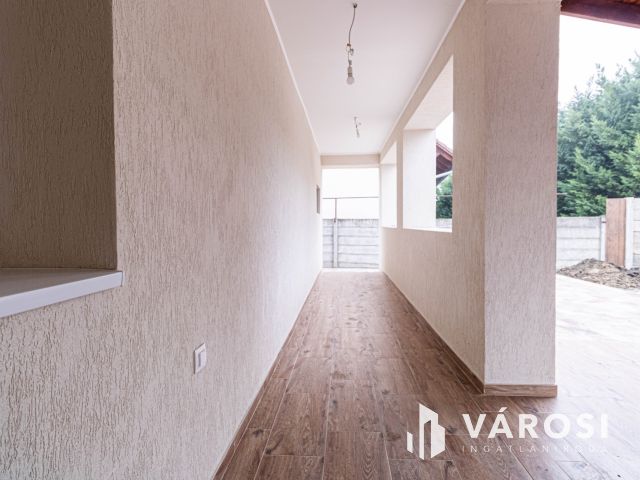 Gyula belvárosában felújított családi ház eladó.