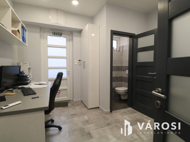 Utcafrontos,főldszinti,kirakatos szép iroda eladó.