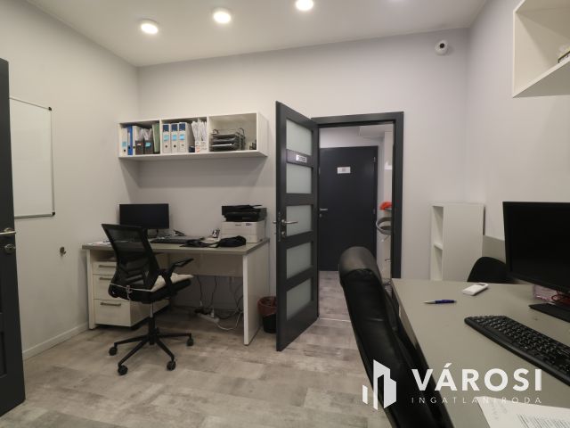 Utcafrontos,főldszinti,kirakatos szép iroda eladó.