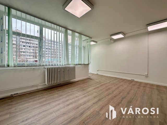 Belvárosi irodaházban felújított irodák kiadók!