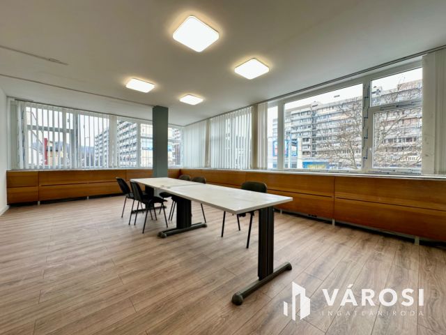 Belvárosi irodaházban felújított irodák kiadók!