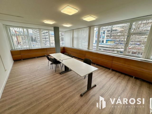 Belvárosi irodaházban felújított irodák kiadók!