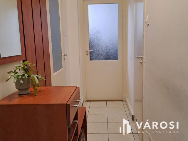 Parkra néző, csendes sestakerti lakás eladó