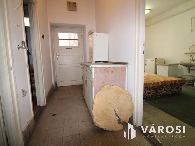 Belváros központi, földszinti tégla lakás.