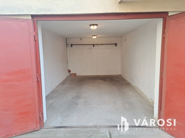 Eladó garázs a Vasvári Pál utcában, biztonságos udvarban
